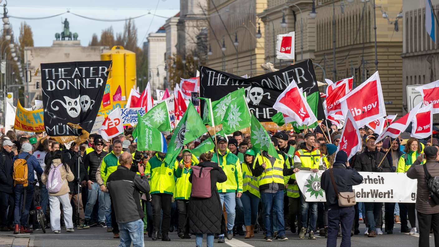 Streik in München mit Protestplakaten und Menschenmenge