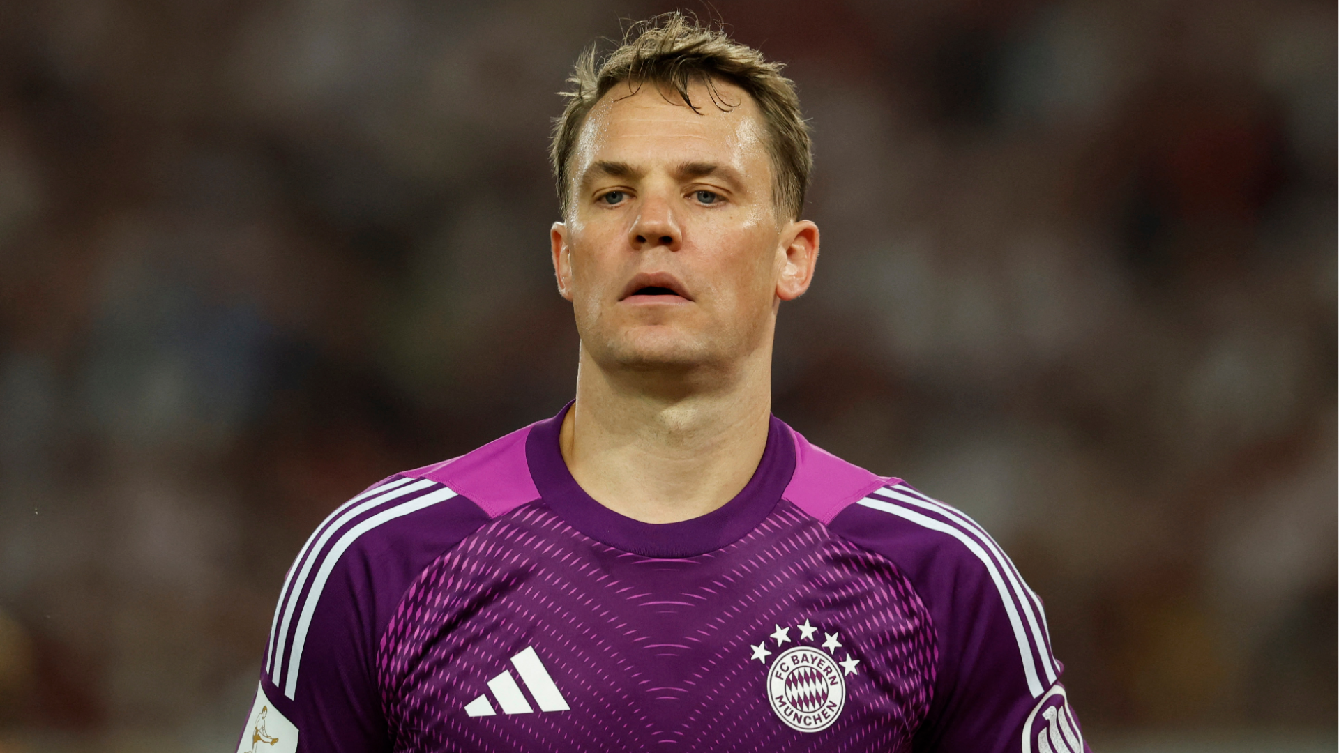 Manuel Neuer inspirierende Fußball-Bühne im luxuriösen roten und schwarzen Design